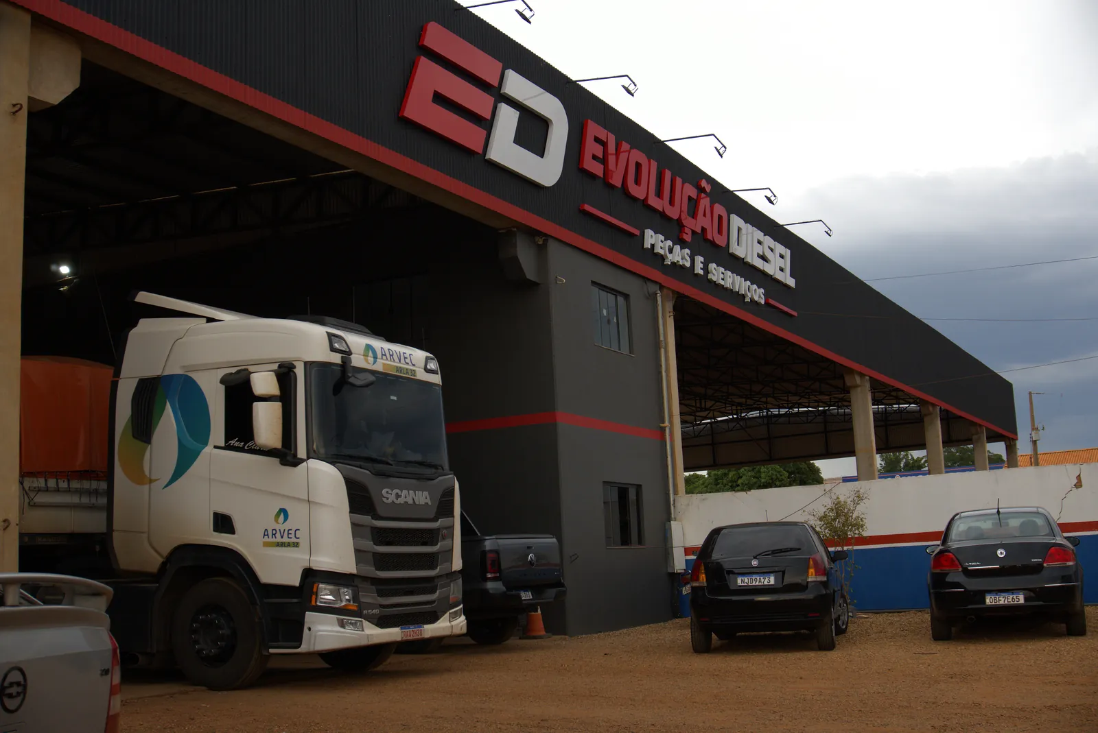 Fachada atual da Evolução Diesel, com o letreiro ED Evolução Diesel Peças e Serviços