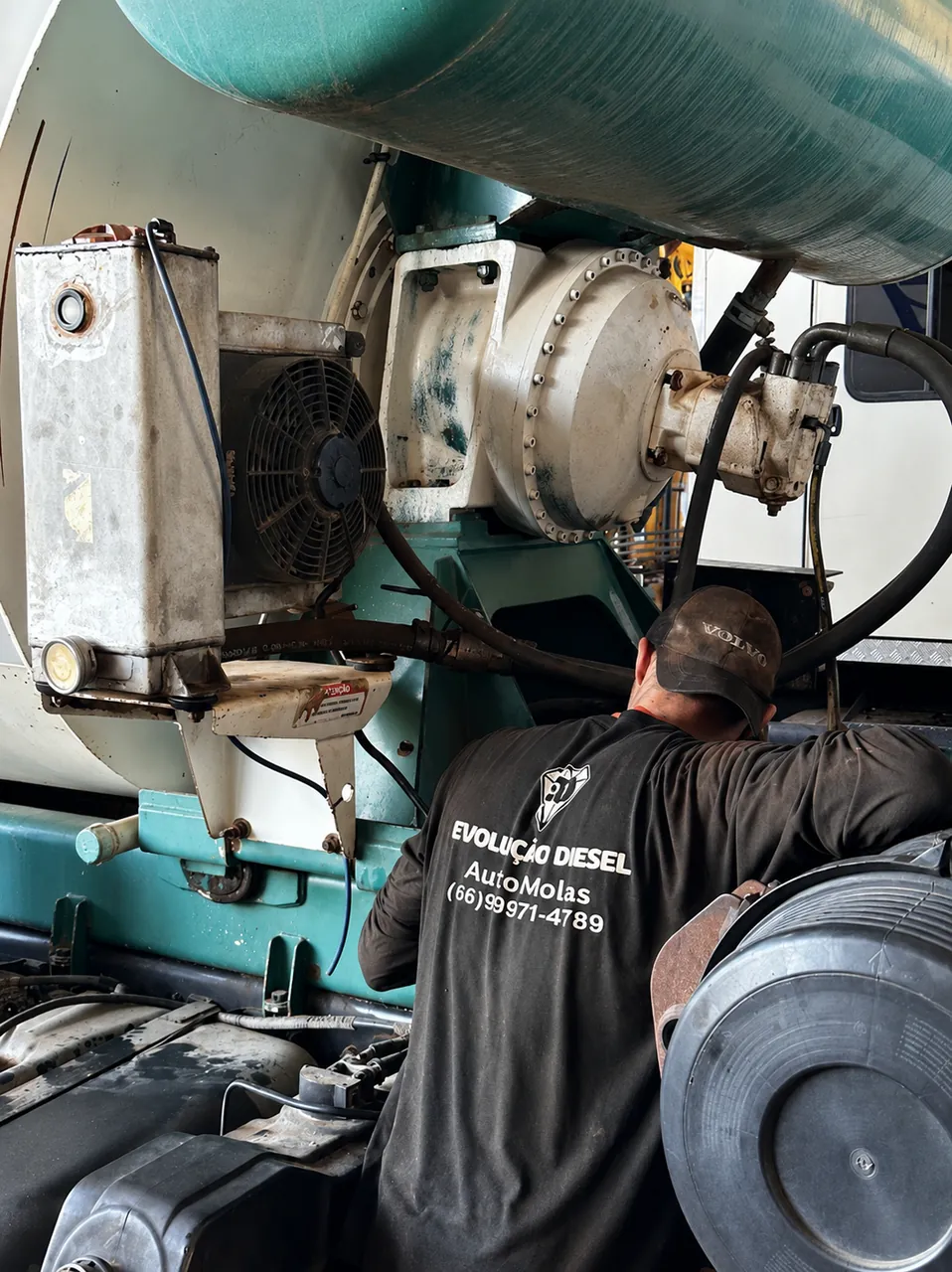 Mecânico da Evolução Diesel fazendo manutenção em caminhão